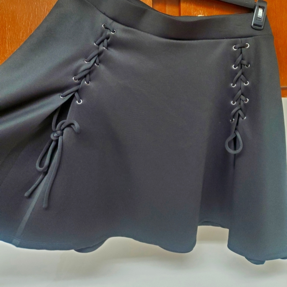 ◼️Black threaded skirt